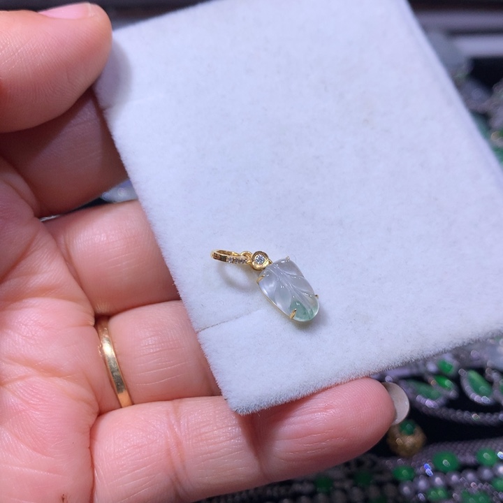 翡翠18K金镶嵌颈饰