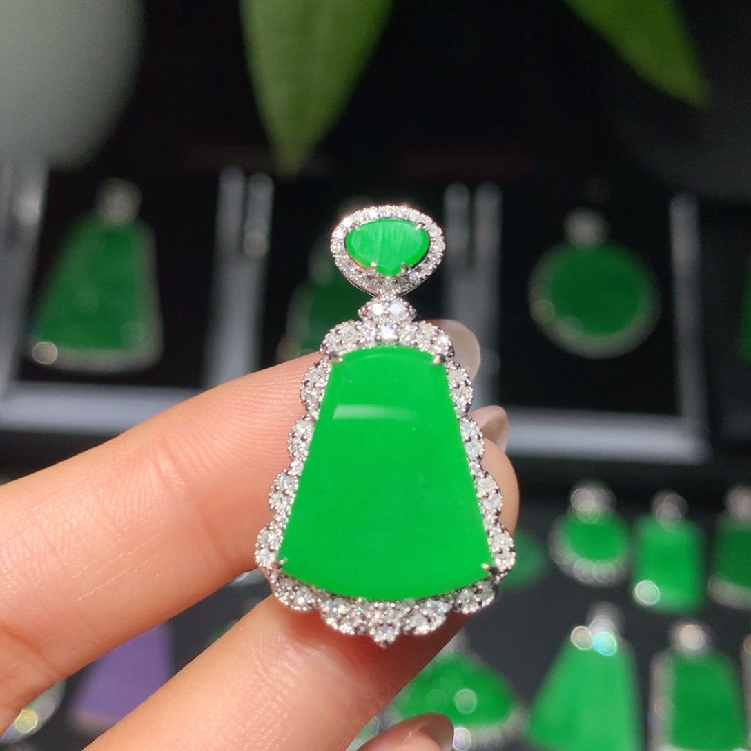 翡翠18K金镶嵌颈饰翡翠