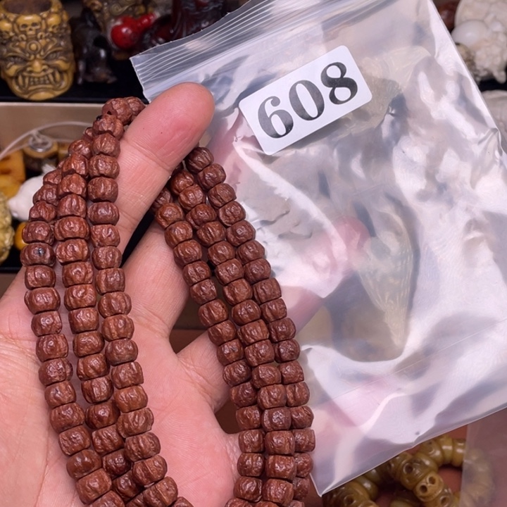 驼骨摆件人工忙着