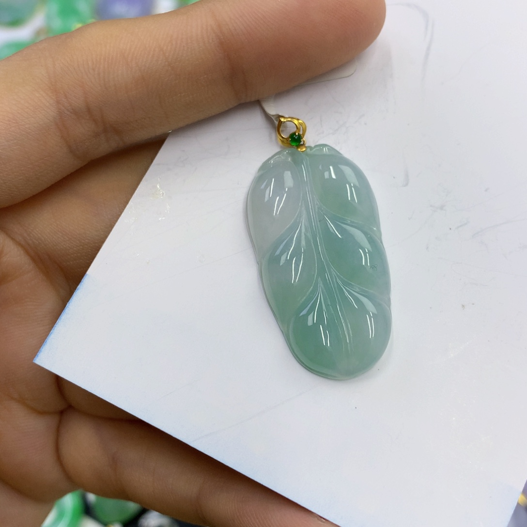 翡翠18K金镶嵌颈饰