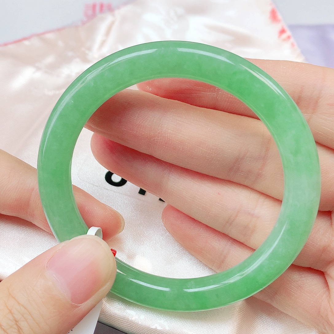 翡翠手镯未镶嵌抖音817