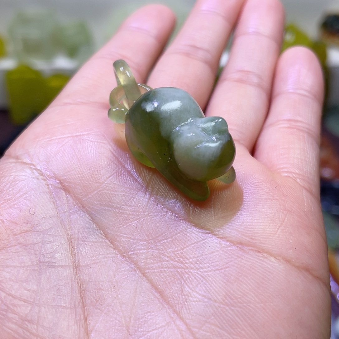 蛇纹石玉颈饰未镶嵌