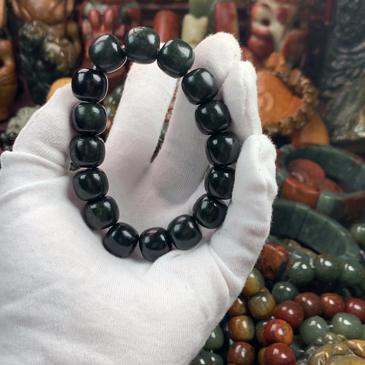 透闪石质玉未镶嵌珠宝奇石