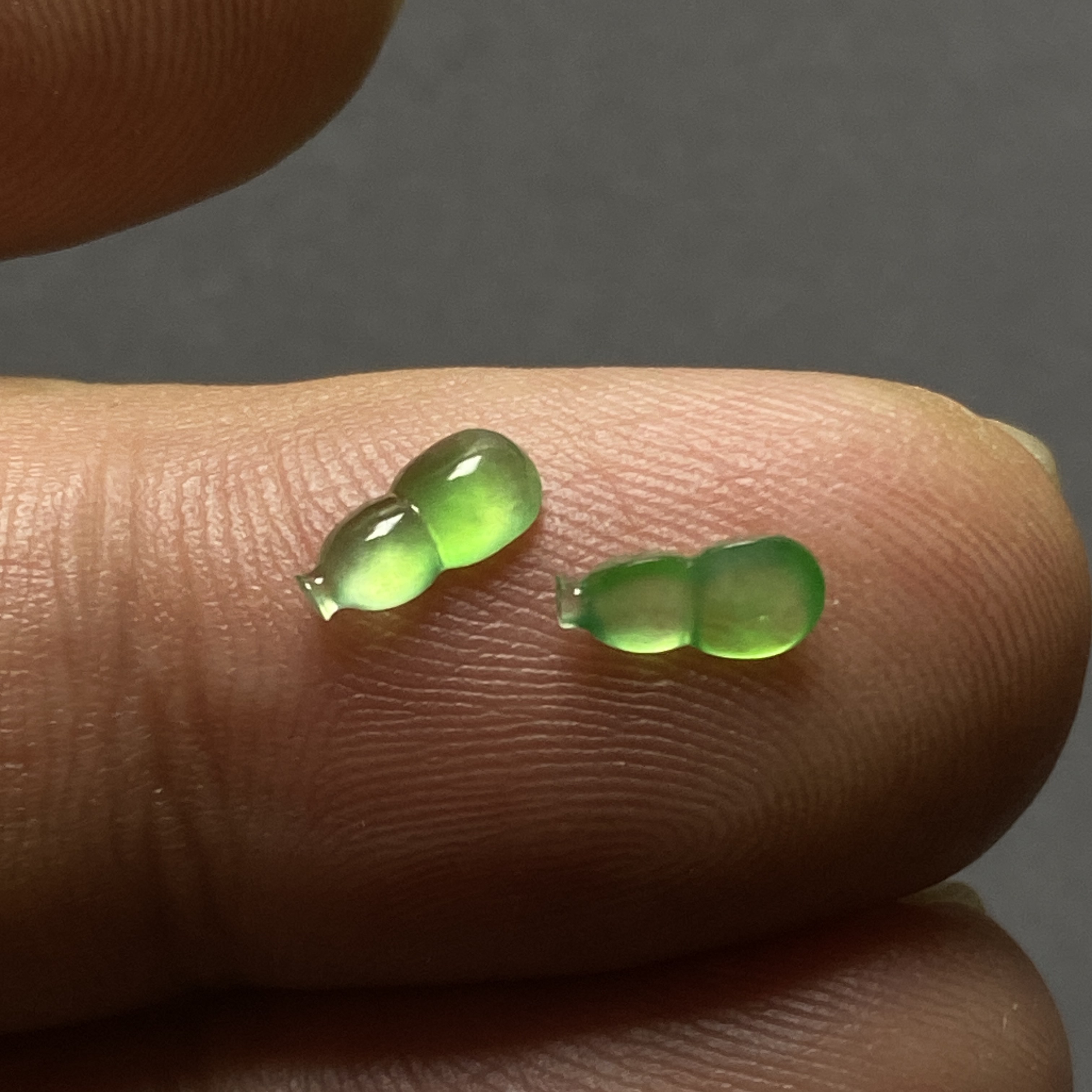 天然缅甸a货翡翠玻璃种阳绿小葫芦耳饰裸石尺寸7*3.6*1.9