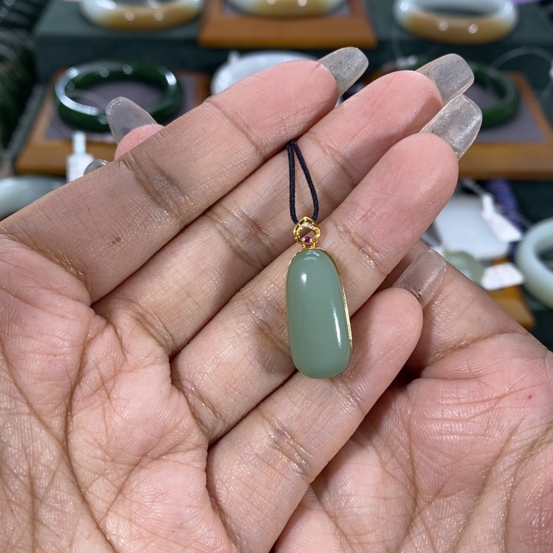 和田玉颈饰18K金镶嵌