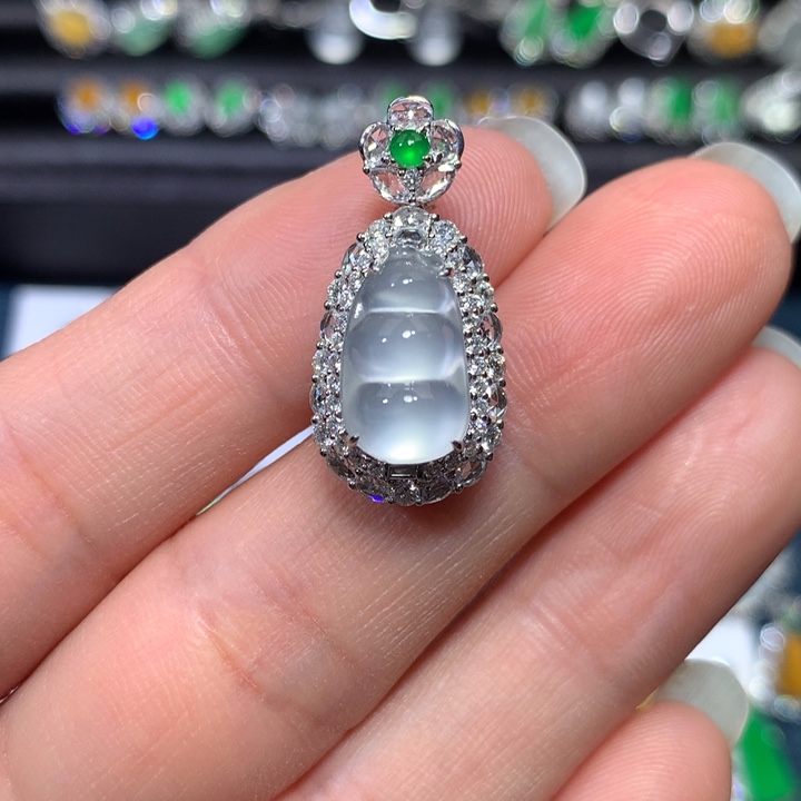 翡翠颈饰18K金镶嵌玻璃种葫芦