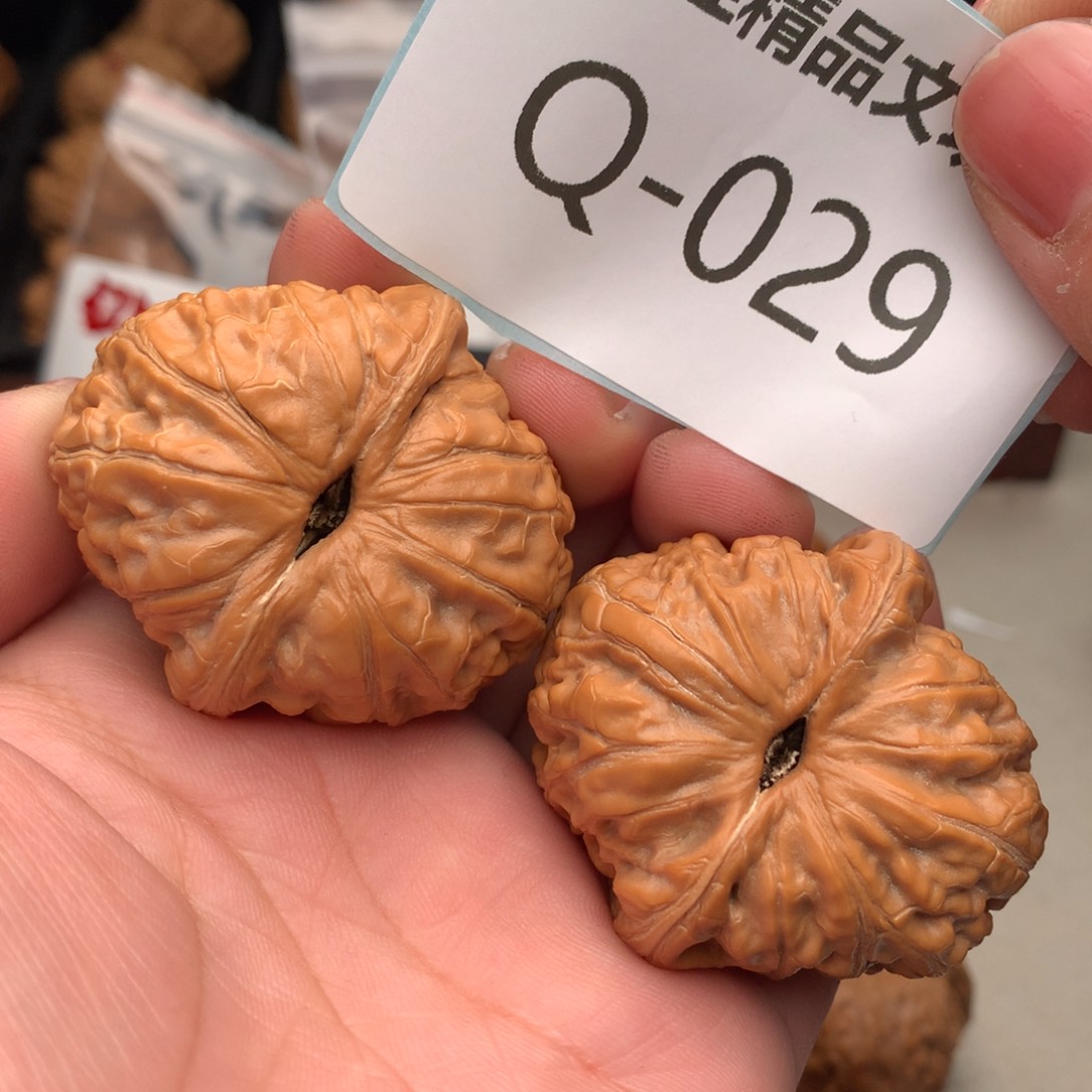 文玩核桃把件45元宝……….