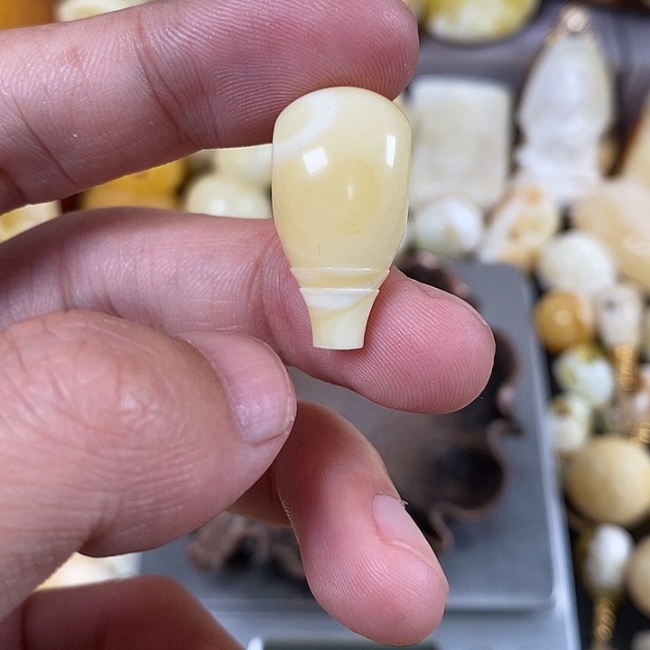 琥珀裸石未镶嵌我