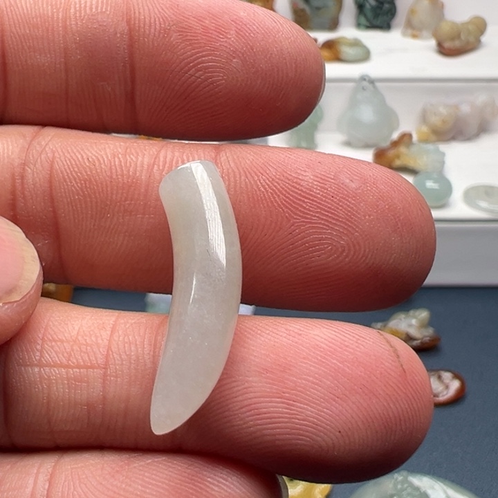 翡翠未镶嵌颈饰翡翠首饰