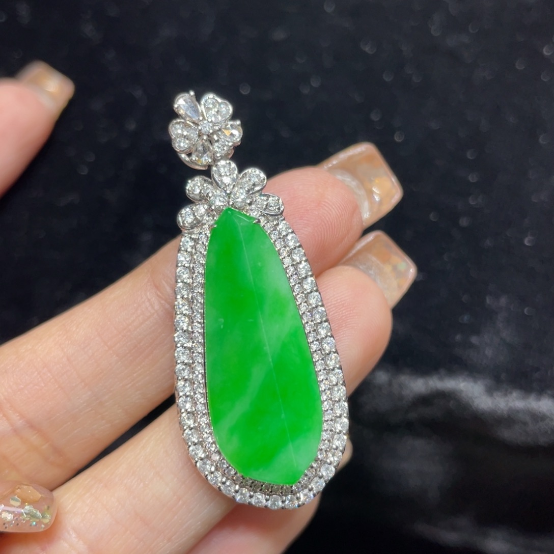 翡翠颈饰18K金镶嵌天然缅甸翡翠