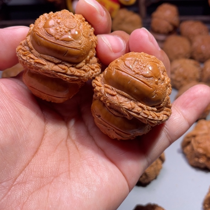L*元宝核桃雕刻的金蟾