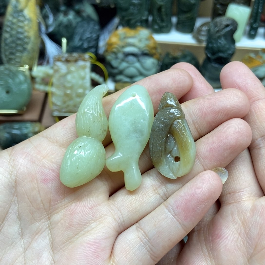 未镶嵌岫岩老玉（透闪石质玉）把件