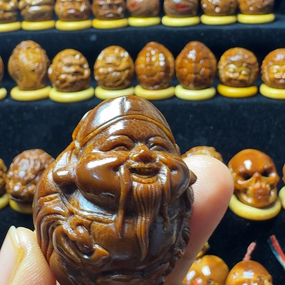 M***王把件橄榄核大财神手把件一个