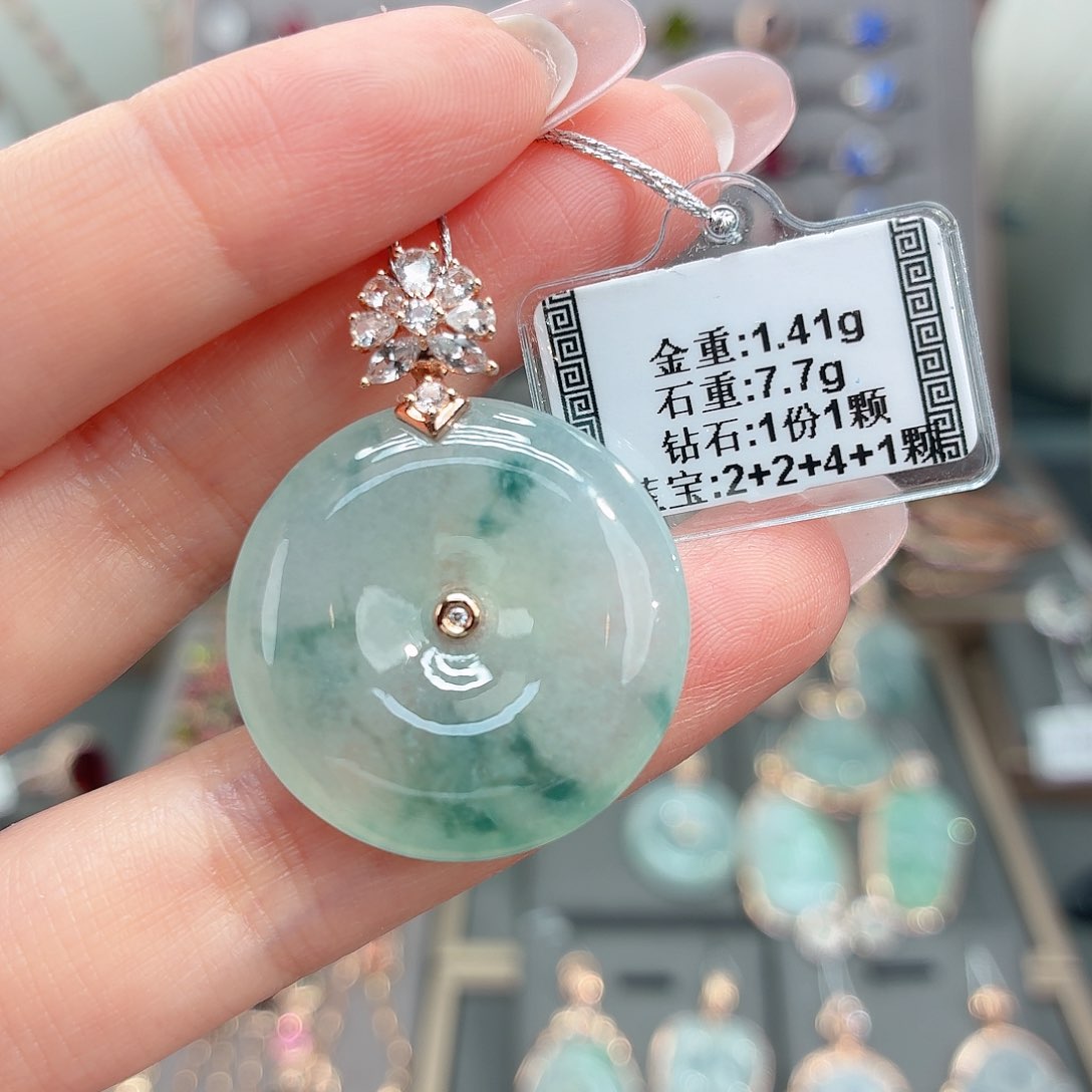 颈饰18K金镶嵌翡翠7.7。