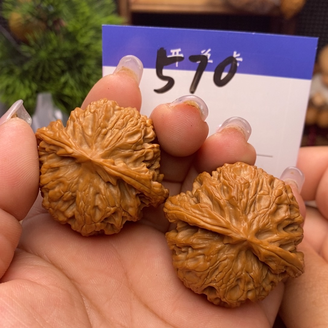 文玩核桃吊坠苹果园。边41。肚37。 丹