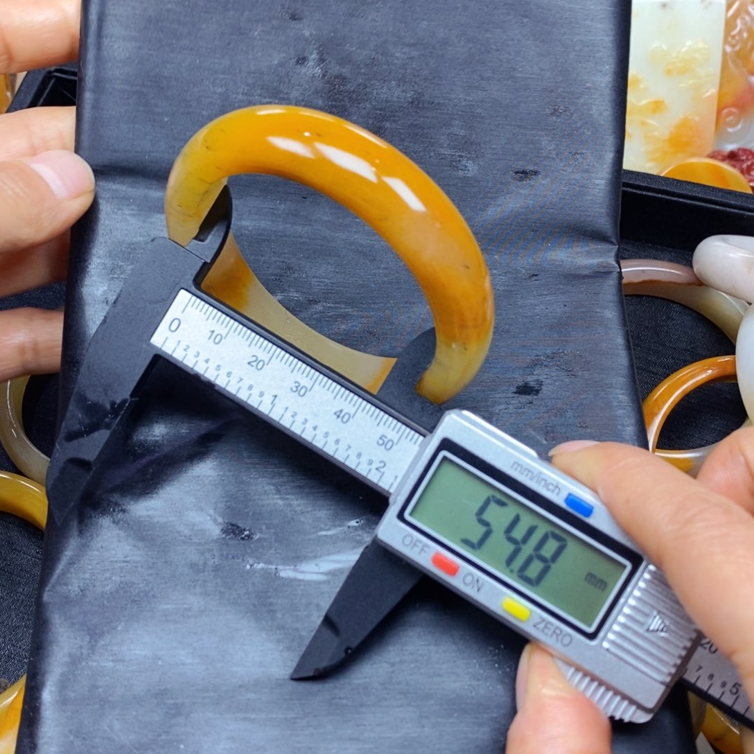 石英质玉（黄龙玉）颈饰未镶嵌