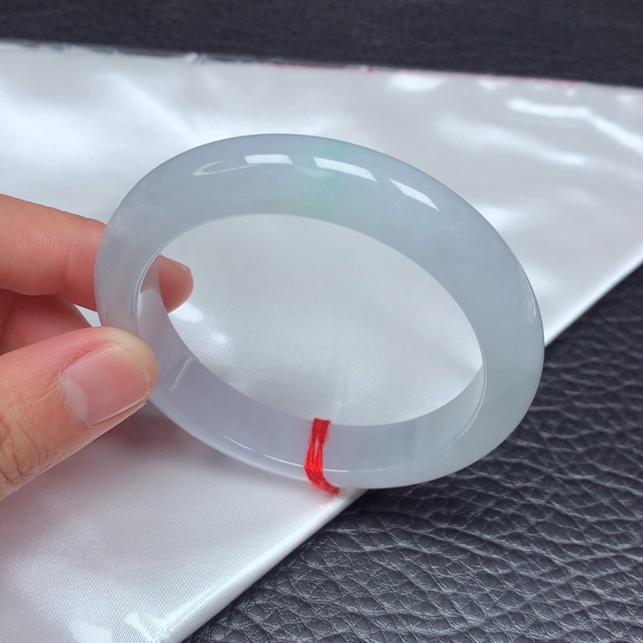 翡翠手镯未镶嵌。