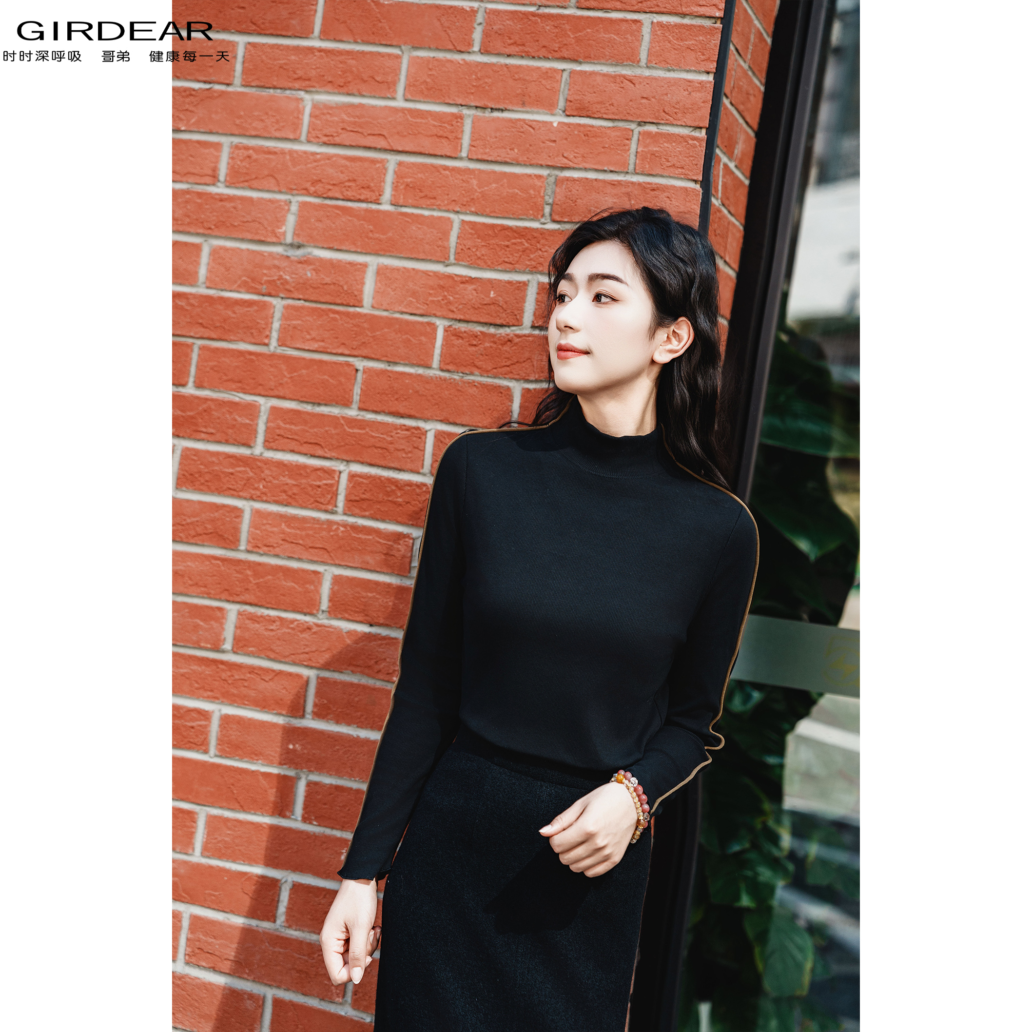 GIRDEAR/哥弟新款时尚百搭通勤舒适烟管领修身弹力打底T恤1300626