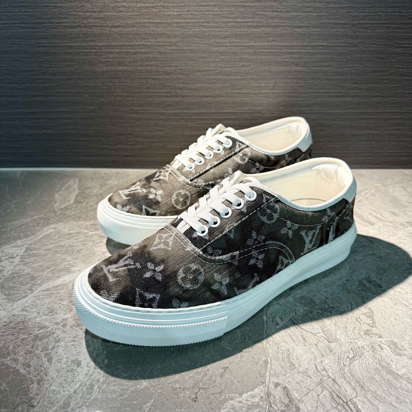 99新 LouisVuitton/路易威登 黑灰色牛仔老花满印板鞋 客户寄售