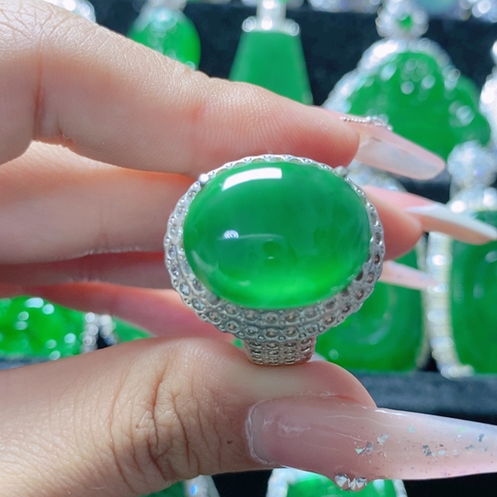 翡翠颈饰未镶嵌18。    