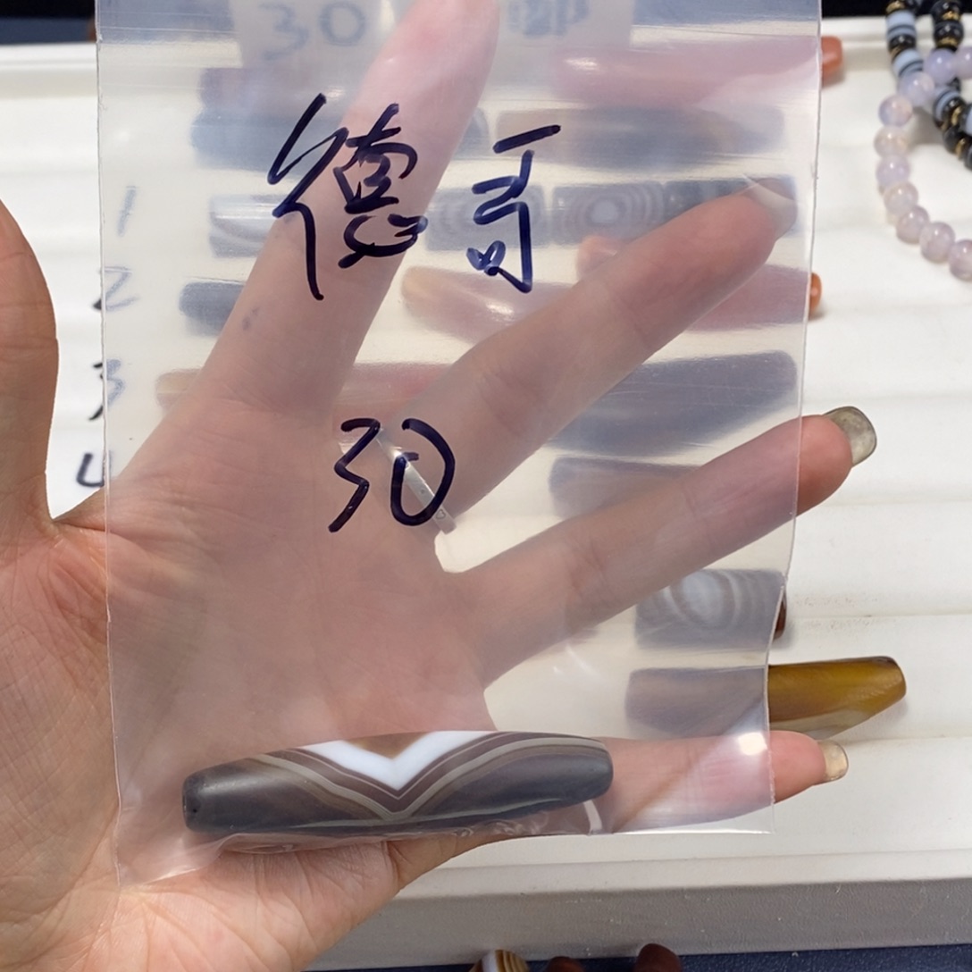 德***：玛瑙/玉髓合金颈饰