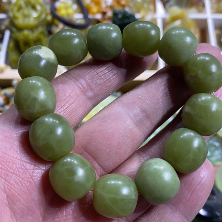 蛇纹石玉颈饰未镶嵌