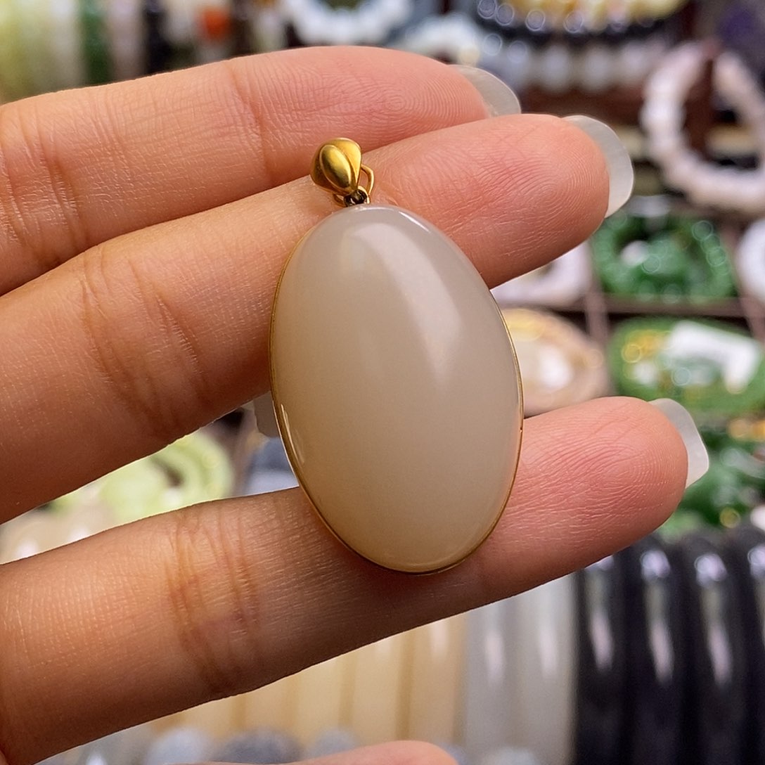 颈饰未镶嵌和田玉幽*清货价毕业级老坑料浓红粉金镶鸽子蛋