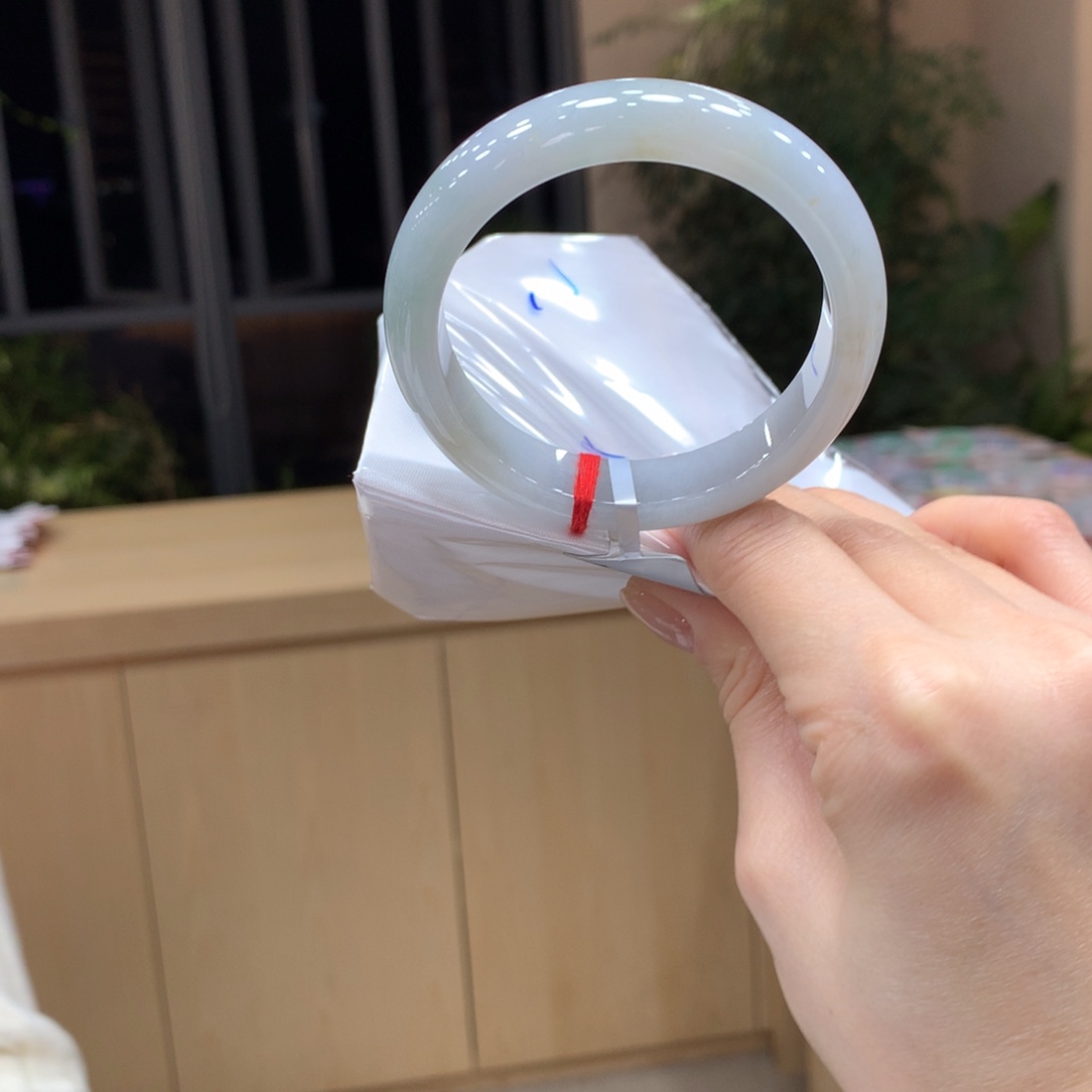 翡翠手镯未镶嵌不退不换