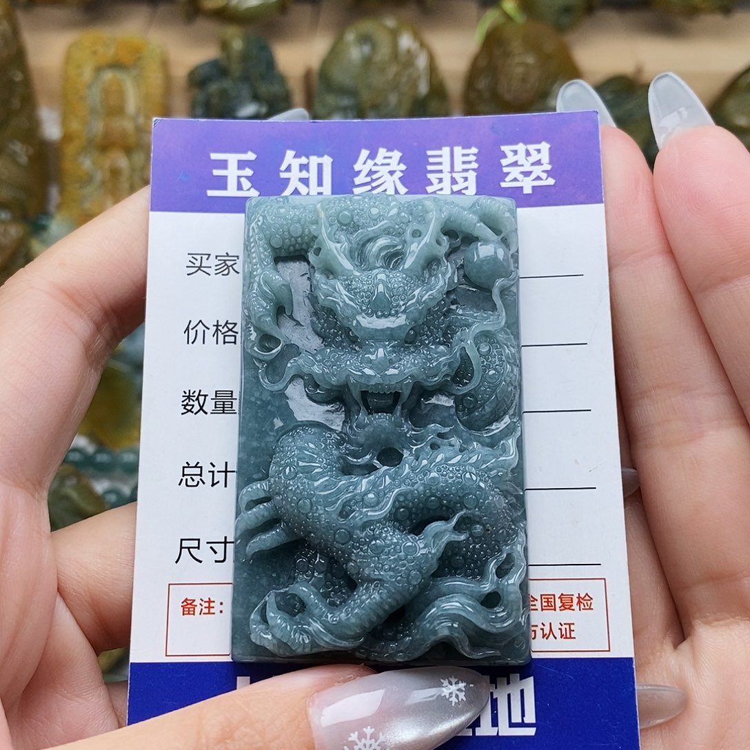 翡翠未镶嵌颈饰龙牌