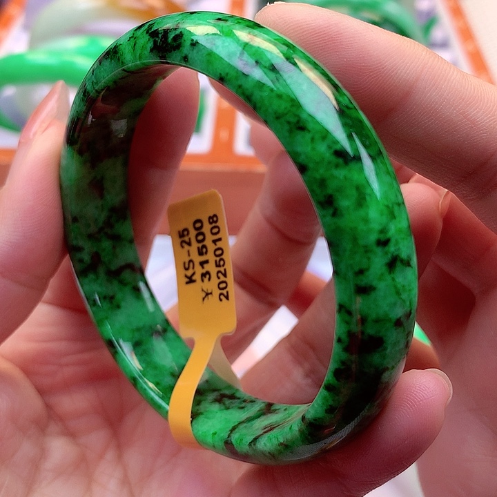 翡翠手镯未镶嵌翡翠