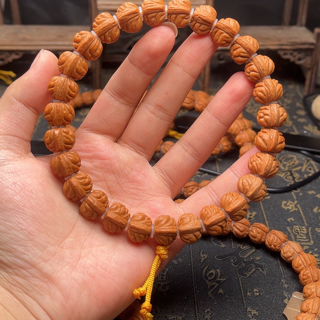 吊坠桃核小金豆手持