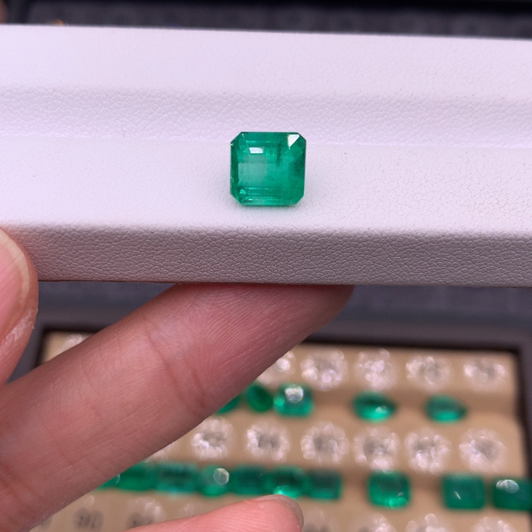 祖母绿裸石未镶嵌