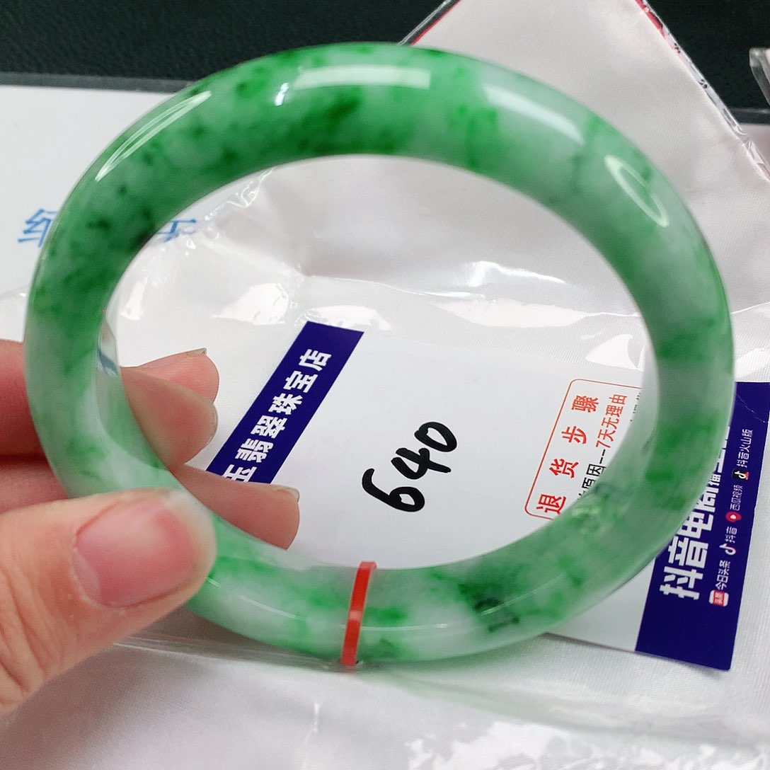 翡翠手镯未镶嵌翡翠