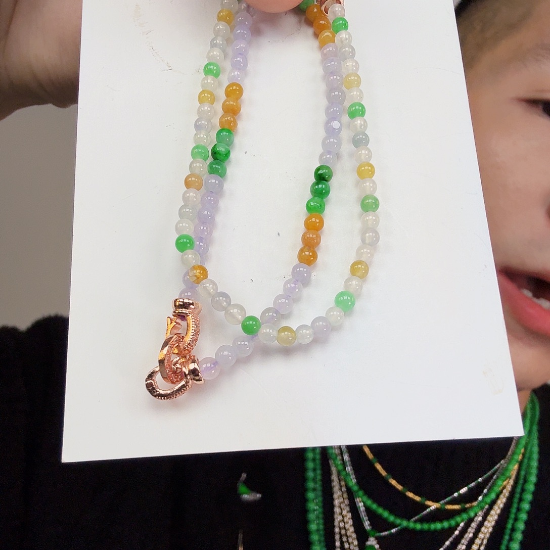 翡翠未镶嵌颈饰一件