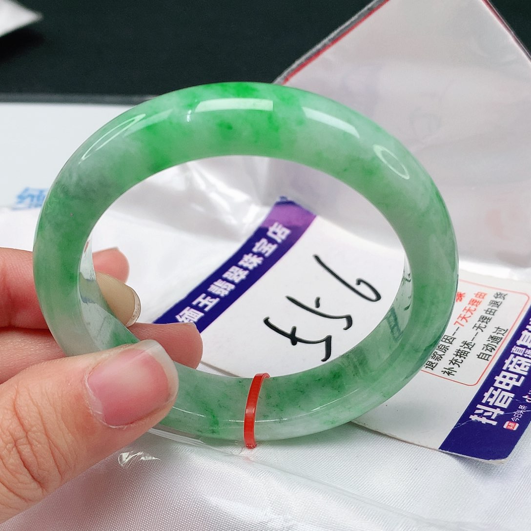 翡翠手镯未镶嵌翡翠