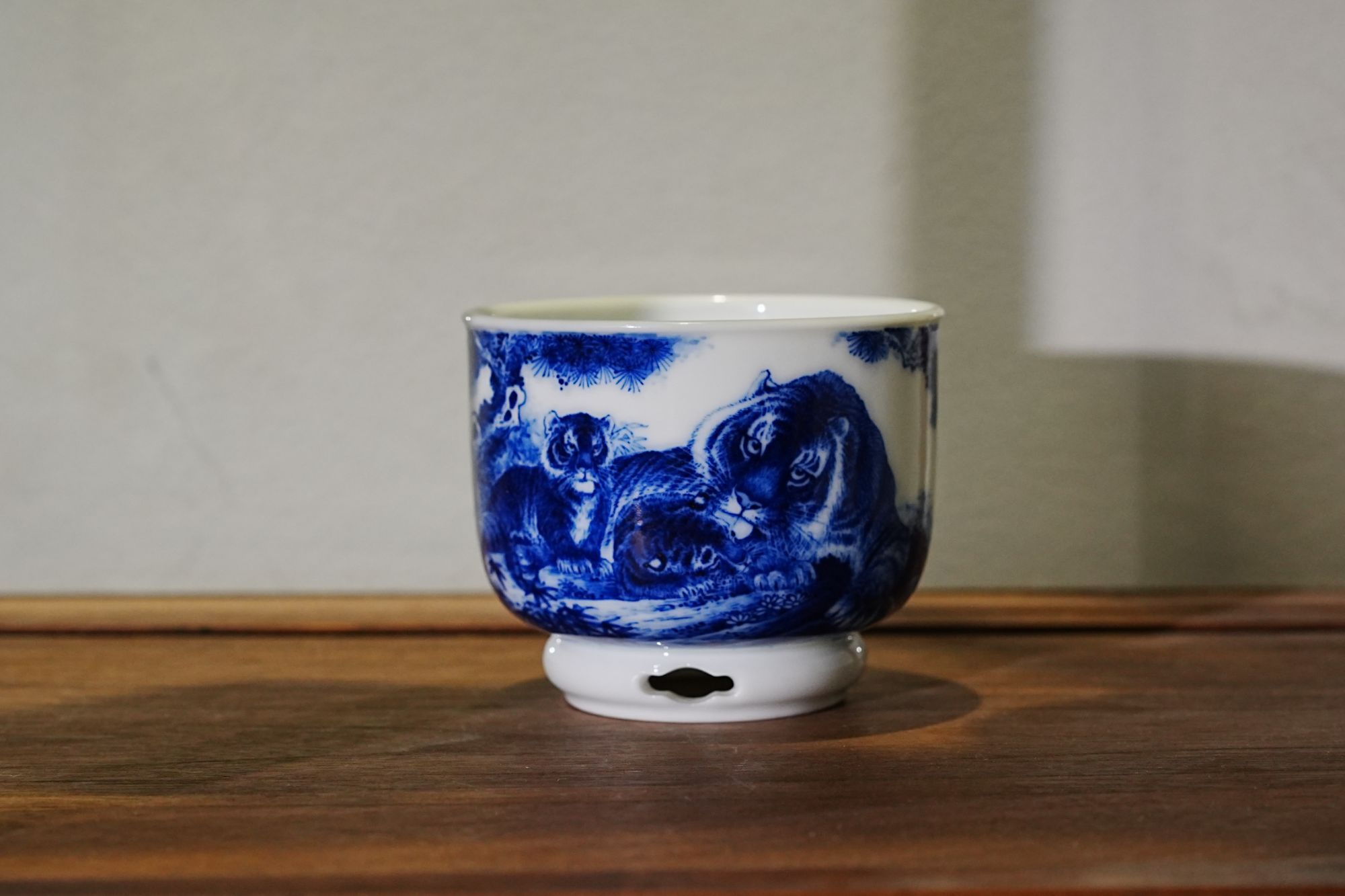 铭墨窑三只虎大杯