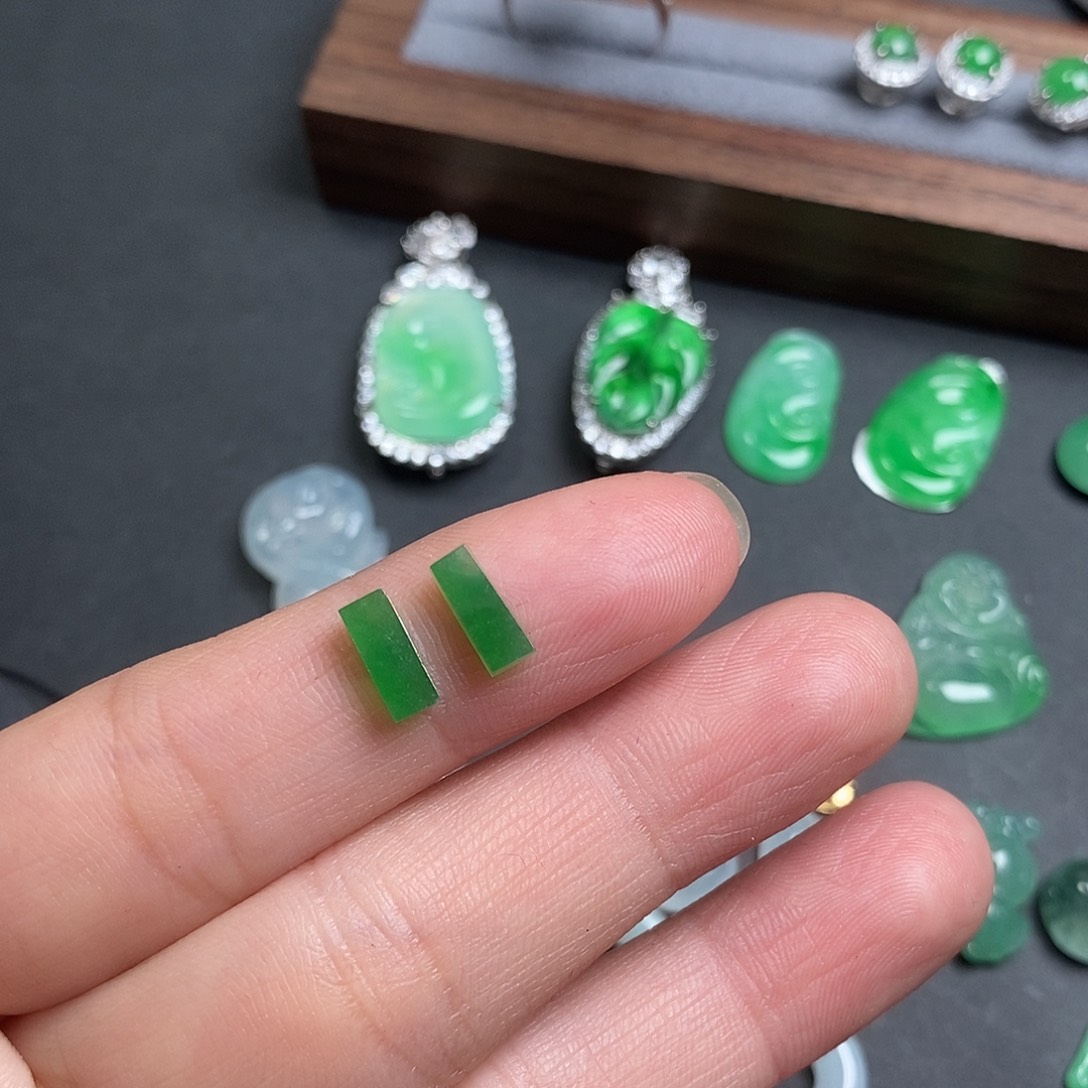 翡翠颈饰未镶嵌马鞍