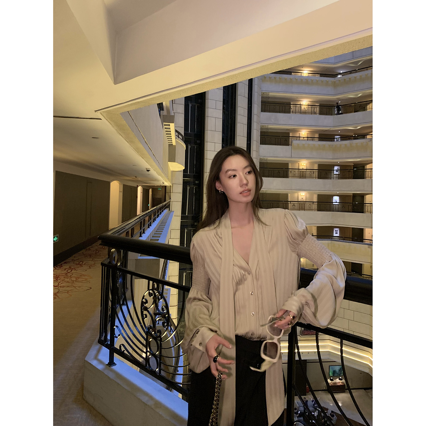 Gakee【华尔兹】杏金色V领衬衫高级感时尚衬衣C35804GK52