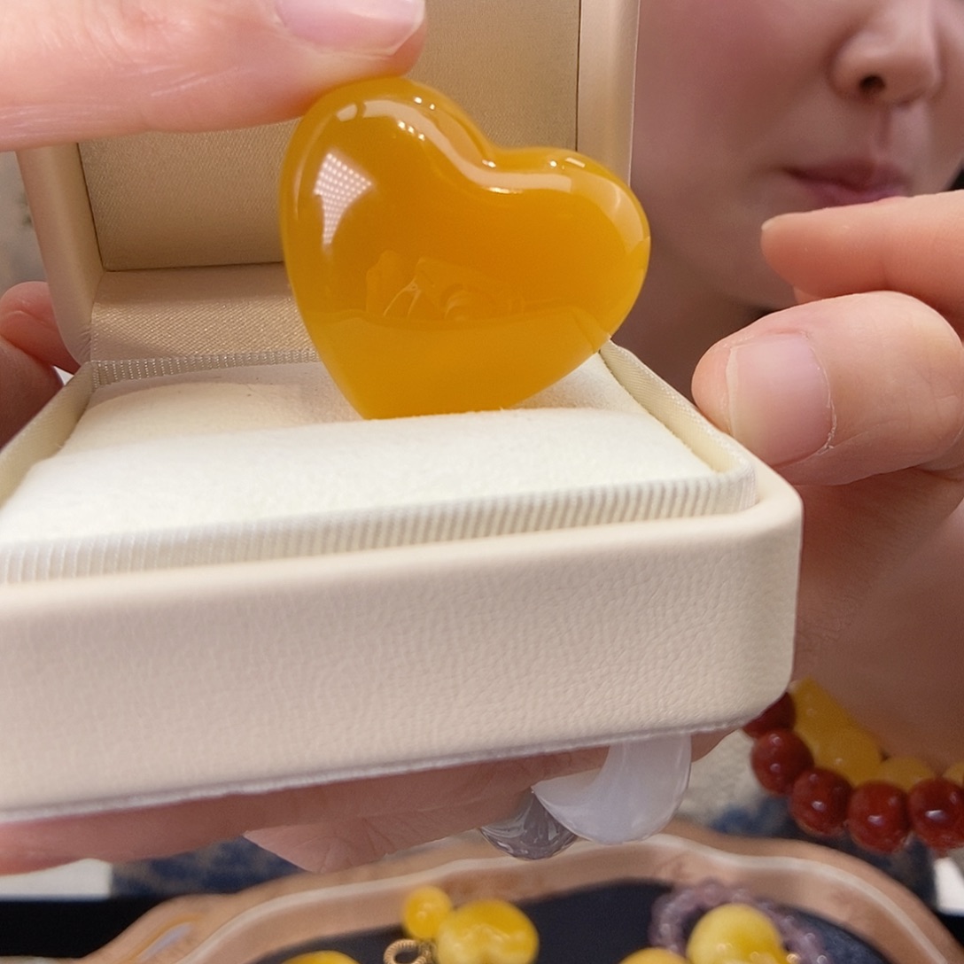 蜜蜡颈饰18K金镶嵌爱心