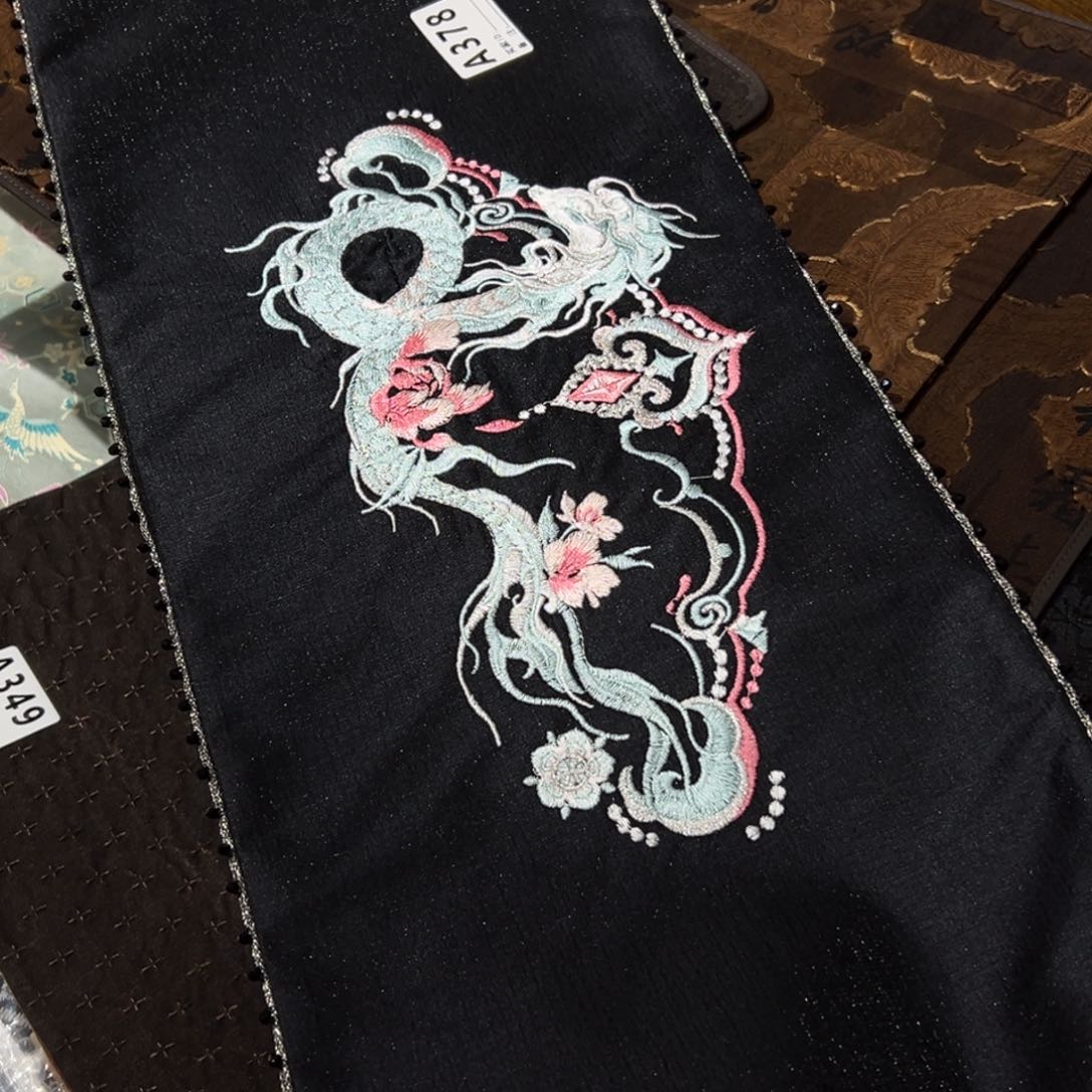 摆件陶瓷。    陶瓷。