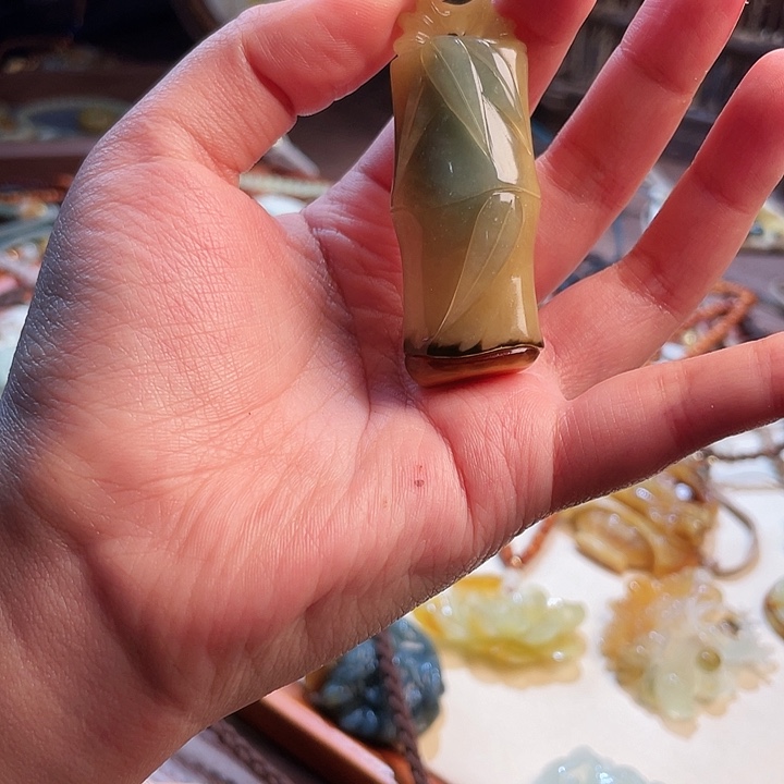 未镶嵌蛇纹石玉颈饰龙*