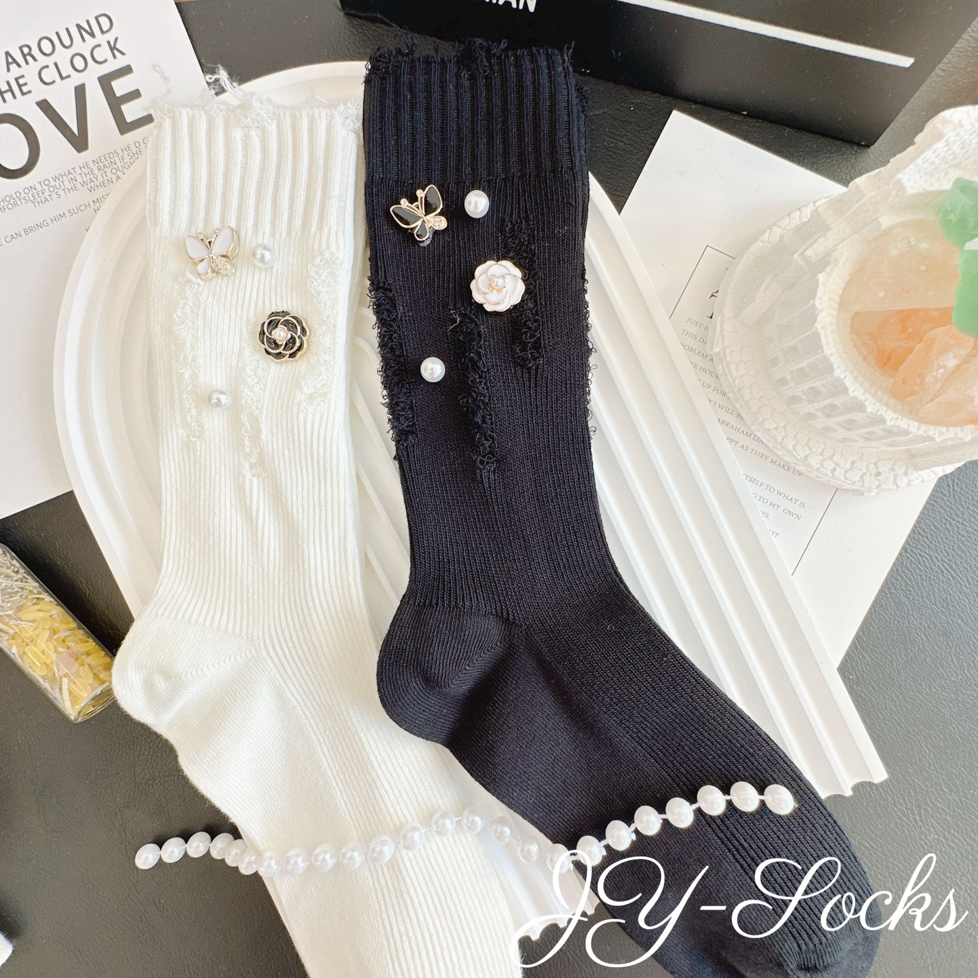 欧货袜子女中筒袜蝴蝶破洞秋冬百搭个性日系重工珍珠新款长筒袜