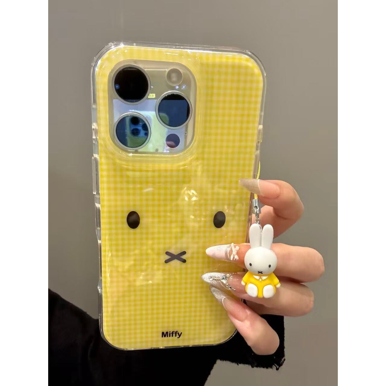 可爱黄色格纹米菲表情手机壳适用苹果15新款iPhone16防摔14双层13