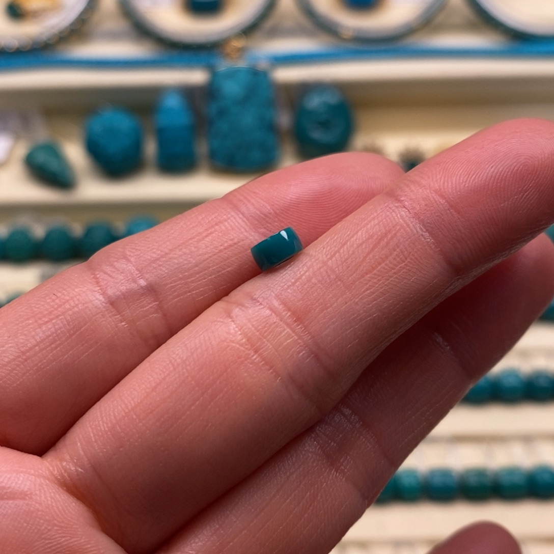 绿松石未镶嵌珠宝奇石直径5.5×3直切线束