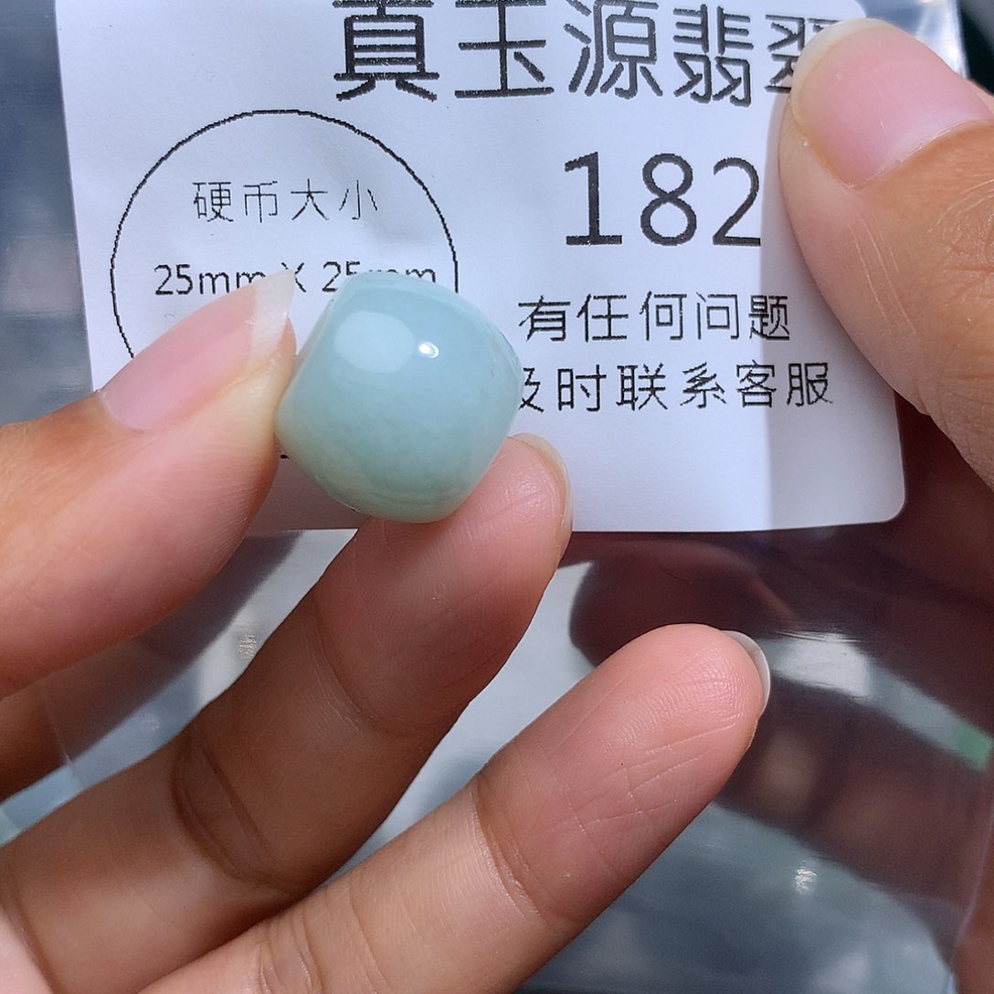 翡翠未镶嵌颈饰182。
