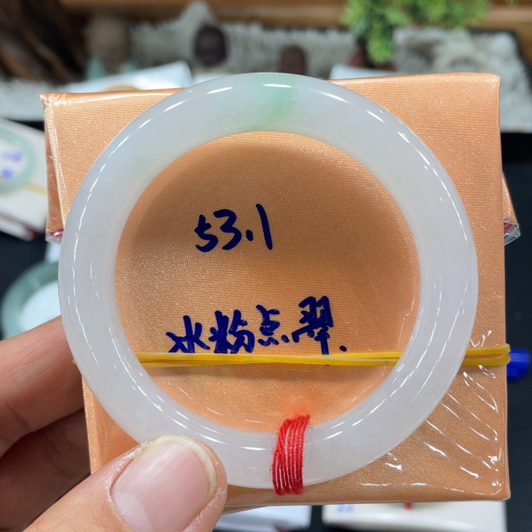 翡翠手镯未镶嵌翡翠