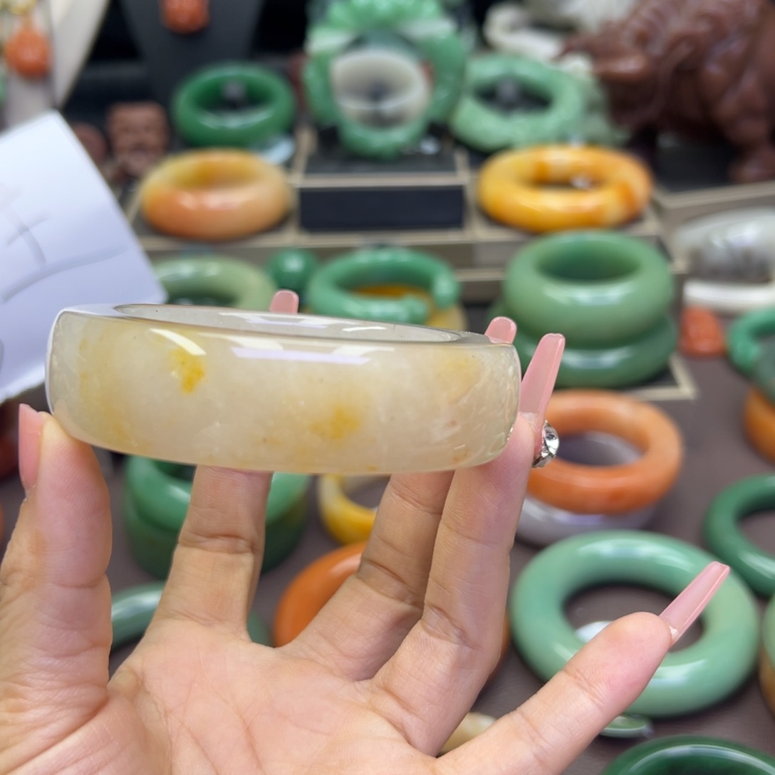 未镶嵌手镯石英岩玉樱*