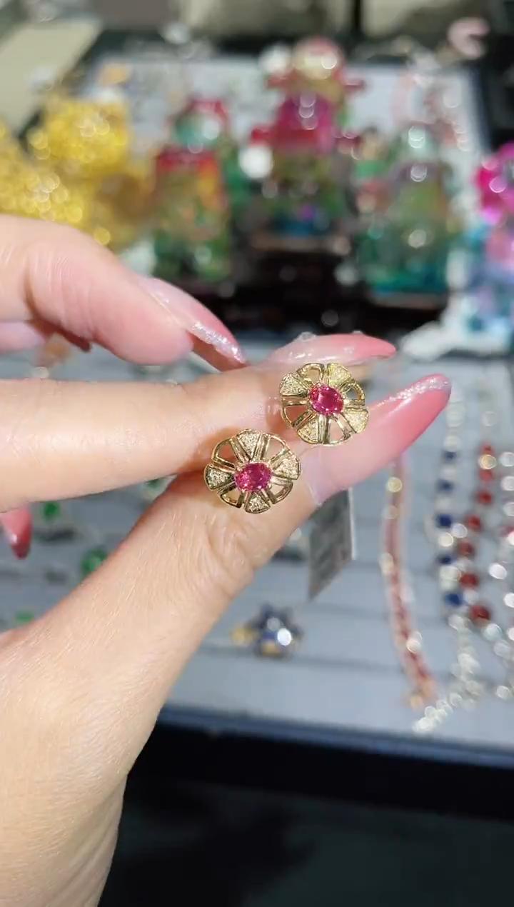 18K金镶嵌天然无烧红宝石耳饰耳钉