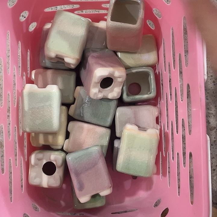 15739399388389393993