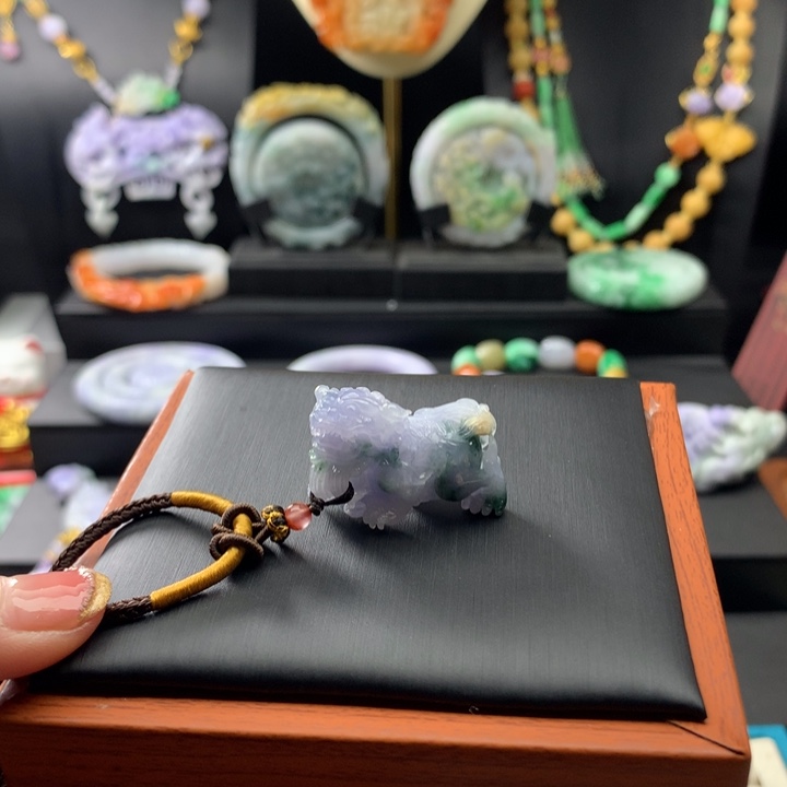 翡翠颈饰未镶嵌翡翠狮子